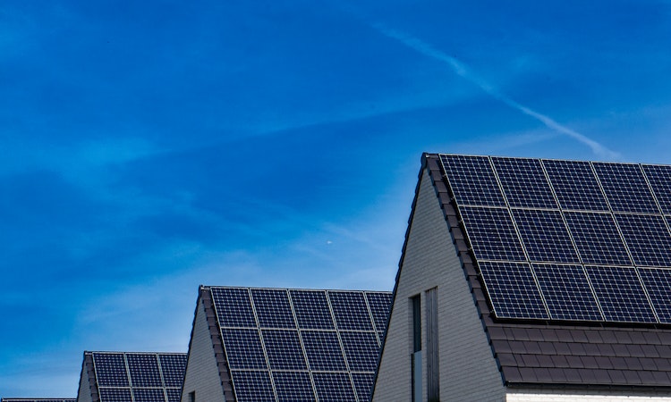 benefits of solar panels on metal roofs